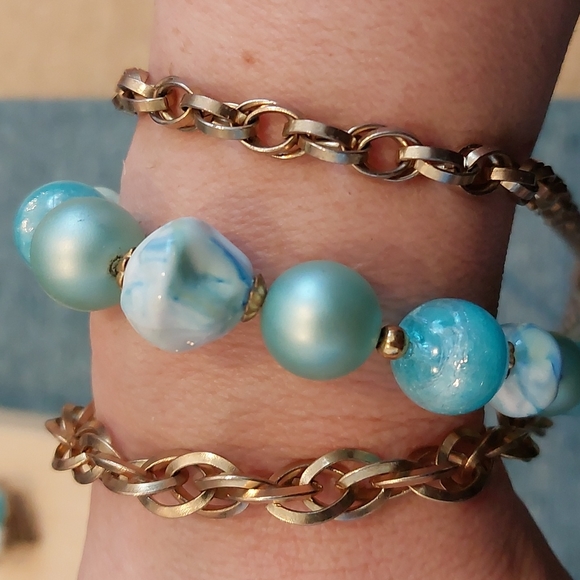 Vintage 1960's layered necklace and clip on earring set - Picture 4 of 5